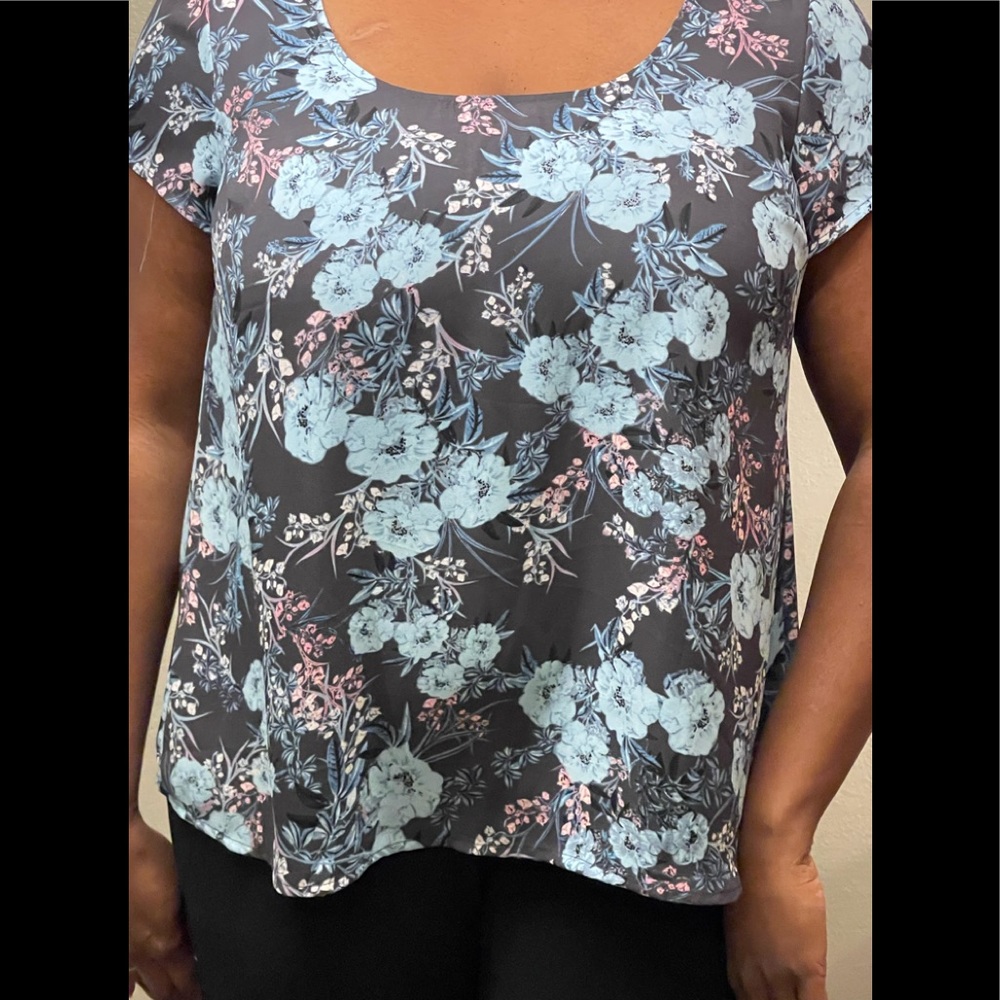Blue floral Torrid georgette keyhole high low top size 1
